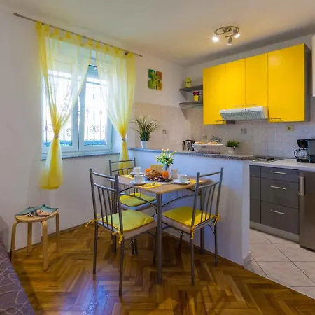 Apartment In 5242