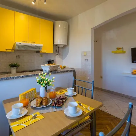 In 5242 Apartment *